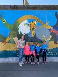 AK9_mit_Trainer_Eastside_Gallery